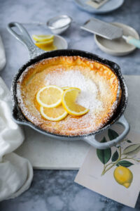 Lemon Dutch Baby Rezept - ein Zitronen Ofenpfannkuchen puffed pancake german pancake frühstück zuckerzimtundliebe foodstyling feedfeed bakefeed foodtographyschool brunch ideen backblog foodblog food stylist