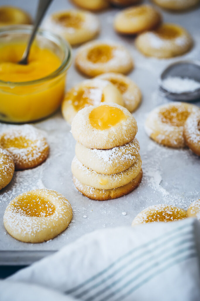 Lemon Curd Cookies - ein Rezept für super frische Zitronenkekse husarenkrapfen engelsaugen hildabrötchen rezept zuckerzimtundliebe foodblog backblog bakefeed feedfeed