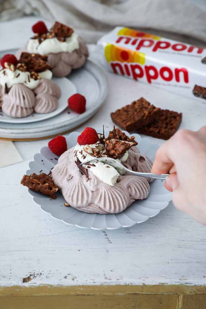 Mini Kakao Pavlova Rezept mit Vanillesahne und Nippon Puffreis Häppchen baiser rezept zuckerzimtundliebe backblog foodblog bakefeed feedfeed