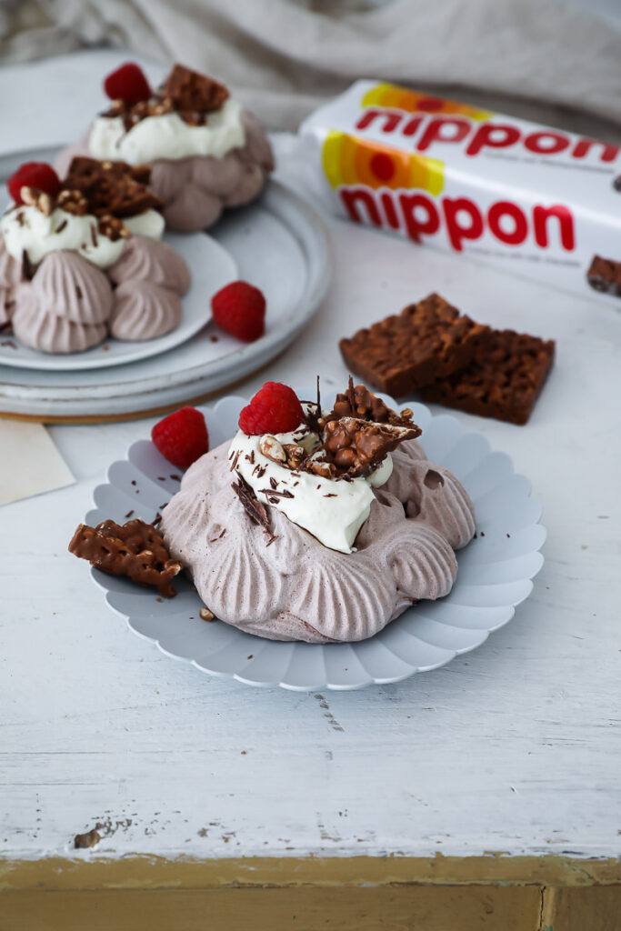 Mini Kakao Pavlova Rezept mit Vanillesahne und Nippon Puffreis Häppchen baiser rezept zuckerzimtundliebe backblog foodblog bakefeed feedfeed