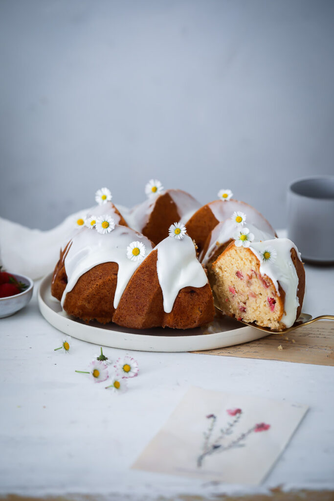 Saftiger Erdbeer Rhabarber Kuchen als Gugelhupf Strawberry rhubarb bundt cake erdbeerkuchen rhabarberkuchen foodstyling food photography zuckerzimtundliebe backblog foodblog bakefeed