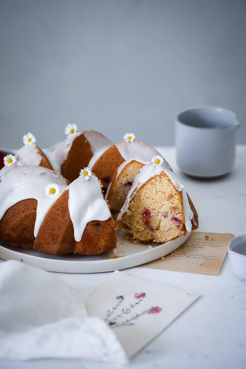 Saftiger Erdbeer Rhabarber Kuchen als Gugelhupf Strawberry rhubarb bundt cake erdbeerkuchen rhabarberkuchen foodstyling food photography zuckerzimtundliebe backblog foodblog bakefeed