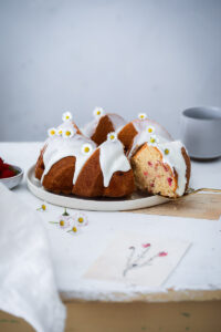 Saftiger Erdbeer Rhabarber Kuchen als Gugelhupf Strawberry rhubarb bundt cake erdbeerkuchen rhabarberkuchen foodstyling food photography zuckerzimtundliebe backblog foodblog bakefeed