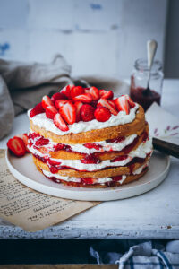 Biskuit Erdbeertorte Rezept mit Sahne Erdbeerkuchen Biskuitboden selber backen einfacher biskuit grundrezept strawberry sponge cake foodstyling foodblog erdbeerrezept zuckerzimtundliebe backblog bakefeed