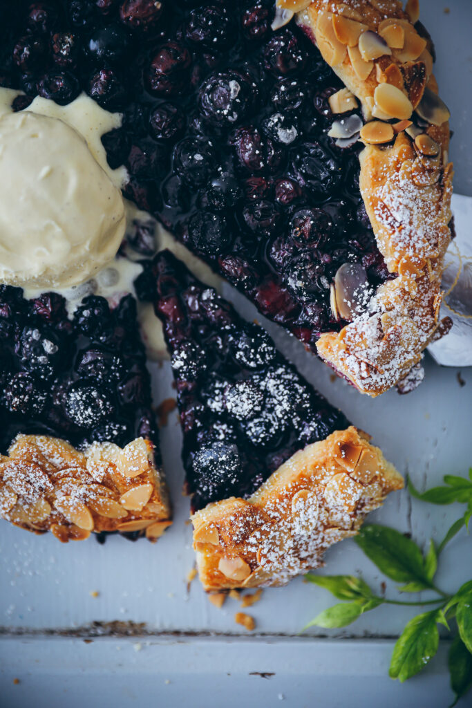 Blaubeer Galette Rezept blueberry galette Tart heidelbeer kuchen sommerkuchen mürbeteig zuckerzimtundliebe bakefeed feedfeed foodtographyschool