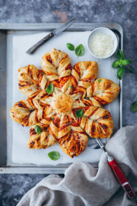 Pizza Brot Star Bread Rezept zupfbrot star shaped bread herzhaftes zupfbrot einfacher hefeteig zuckerzimtundliebe foodstyling food photo grill beilage grill brot grill ideen brotrezept