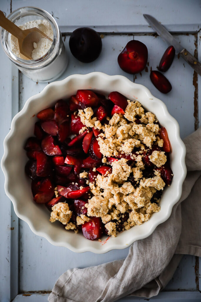 Pflaumen Haselnuss Crumble Rezept plum crisp recipe haselnuss crumble pflaumen rezept zuckerzimtundliebe bakefeed foodstyling food photography