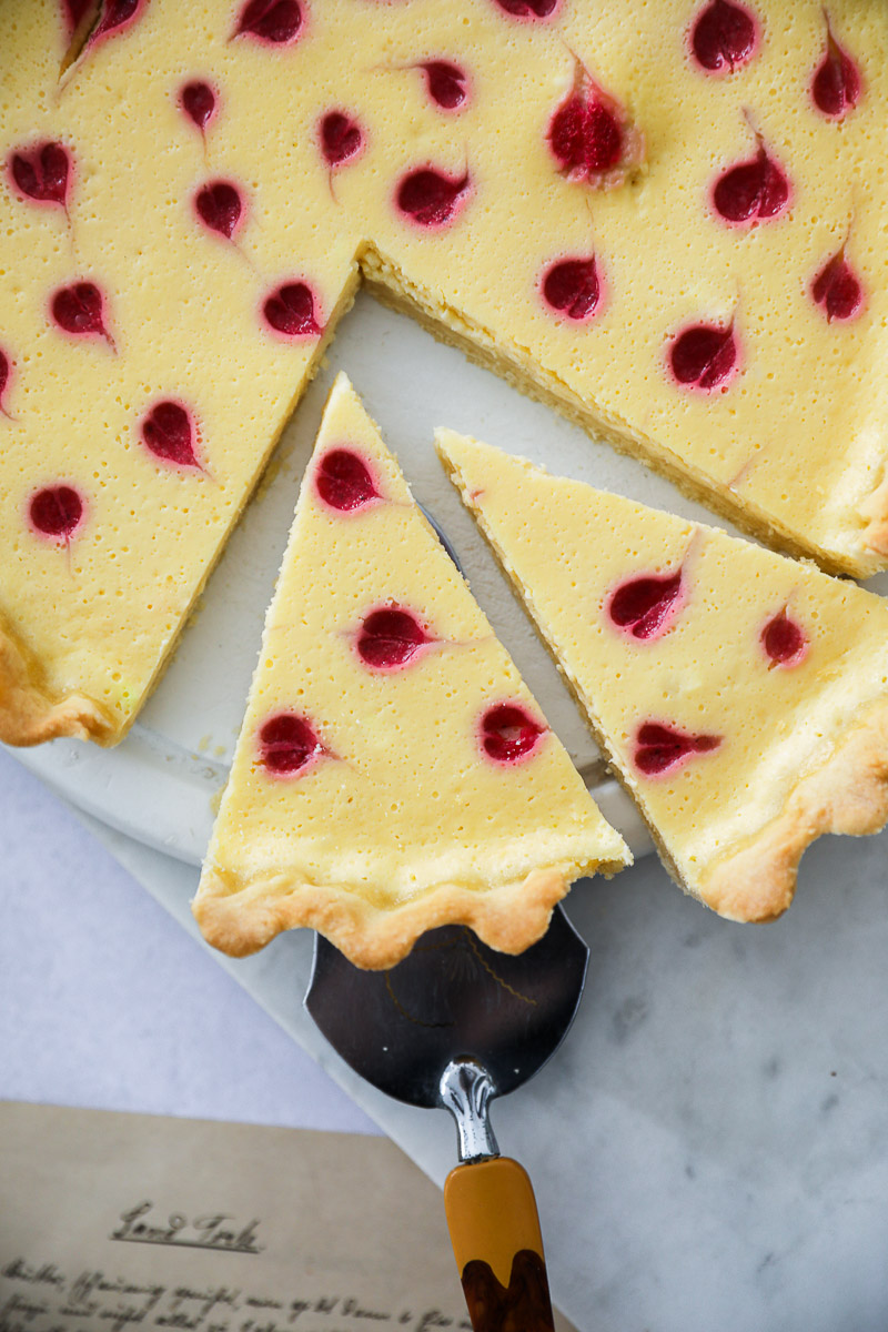 Schmandkuchen Tarte mit Himbeer-Herzen – ein Rezept