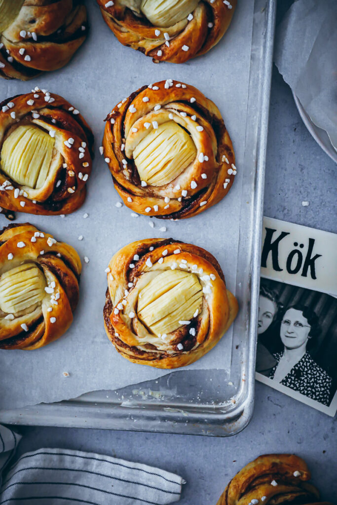 Apfel Kanelbullar Rezept - schwedische Zimtschnecken oder Zimtknoten Kanelsnurrer Kanelknuter swedish cinnamon rolls mit Äpfeln the bakefeed zuckerzimtundliebe backblog schwedische rezepte foodstyling foodphotographyschool