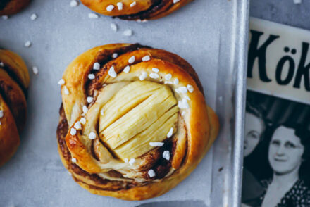 Apfel Kanelbullar Rezept - schwedische Zimtschnecken oder Zimtknoten Kanelsnurrer Kanelknuter swedish cinnamon rolls mit Äpfeln the bakefeed zuckerzimtundliebe backblog schwedische rezepte foodstyling foodphotographyschool