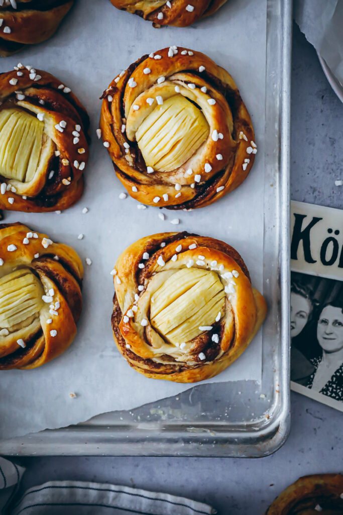 Apfel Kanelbullar Rezept - schwedische Zimtschnecken oder Zimtknoten Kanelsnurrer Kanelknuter swedish cinnamon rolls mit Äpfeln the bakefeed zuckerzimtundliebe backblog schwedische rezepte foodstyling foodphotographyschool