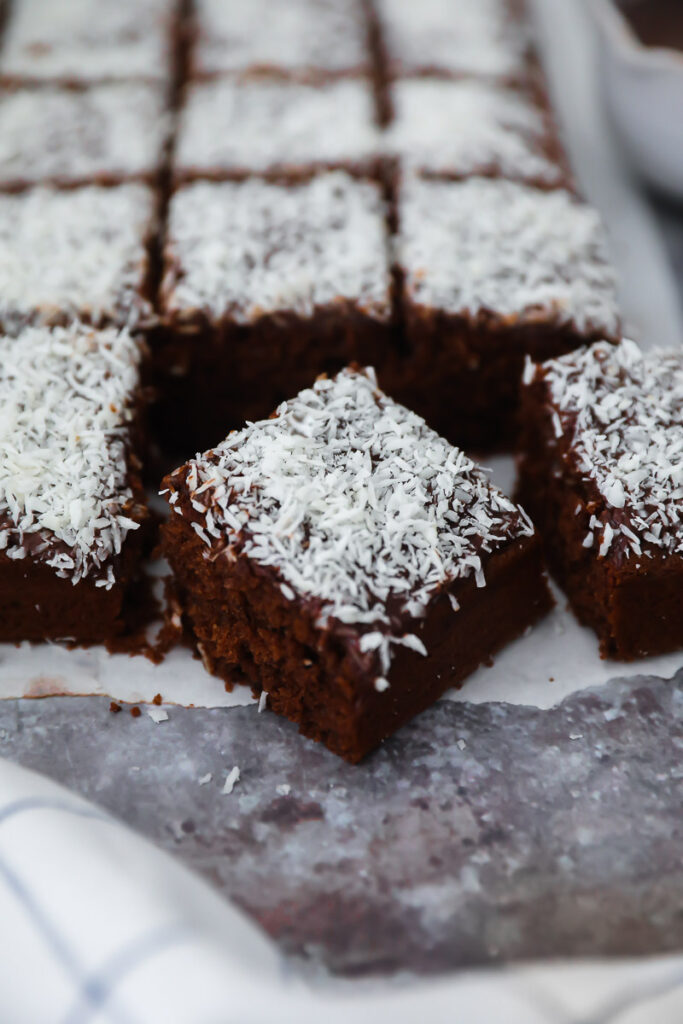 Kärleksmums schwedischer Schokoladenkuchen Snoddas swedish chocolate cake zuckerzimtundliebe chokladrutor mockarutor bakefeed feedfeed foodstyling deutscher foodblog