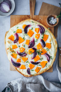 Kürbis Flammkuchen Rezept pumpkin flatbread recipe fallbaking bakefeed bake from scratch kürbisrezepte foodstyling food photo zuckerzimtundliebe