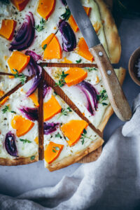 Kürbis Flammkuchen Rezept pumpkin flatbread recipe fallbaking bakefeed bake from scratch kürbisrezepte foodstyling food photo zuckerzimtundliebe