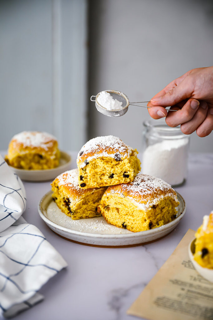 Softe süße Kürbis Brötchen mit Schokostücken pumpkin yeasted soft rolls Kürbisbrot Stuten Buchteln zuckerzimtundliebe backrezept fall baking bake from scratch bakefeed food photography kürbisrezept pumpkin baking recipe