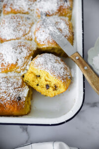 Softe süße Kürbis Brötchen mit Schokostücken pumpkin yeasted soft rolls Kürbisbrot Stuten Buchteln zuckerzimtundliebe backrezept fall baking bake from scratch bakefeed food photography kürbisrezept pumpkin baking recipe