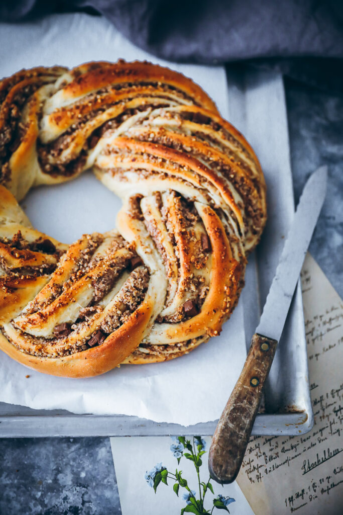 Nusszopf Nusskranz Rezept nussstrizel babka wreath hefeteig nussfüllung nougat foodstyling food photo nusskuchen zuckerzimtundliebe Backblog Foodblog bake from scratch