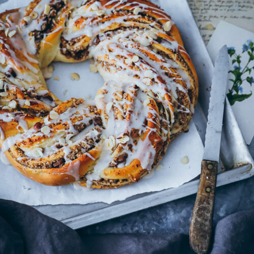 Nusszopf Nusskranz Rezept nussstrizel babka wreath hefeteig nussfüllung nougat foodstyling food photo nusskuchen zuckerzimtundliebe Backblog Foodblog bake from scratch