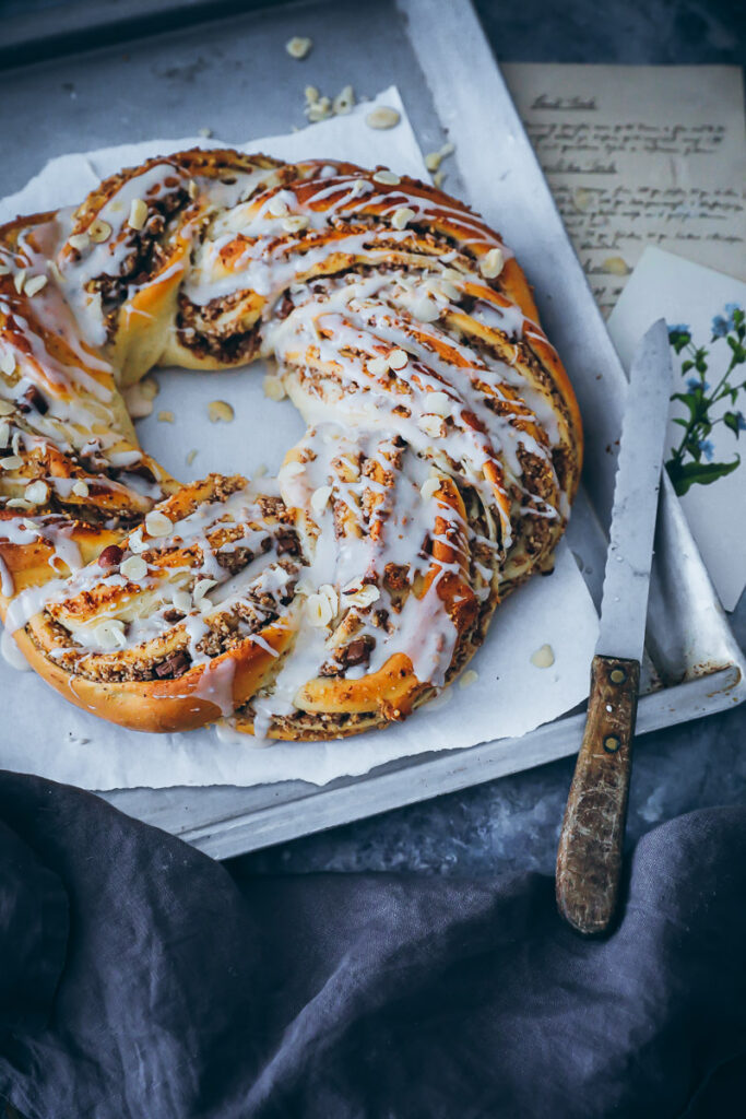 Nusszopf Nusskranz Rezept nussstrizel babka wreath hefeteig nussfüllung nougat foodstyling food photo nusskuchen zuckerzimtundliebe Backblog Foodblog bake from scratch