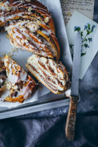 Nusszopf Nusskranz Rezept nussstrizel babka wreath hefeteig nussfüllung nougat foodstyling food photo nusskuchen zuckerzimtundliebe Backblog Foodblog bake from scratch