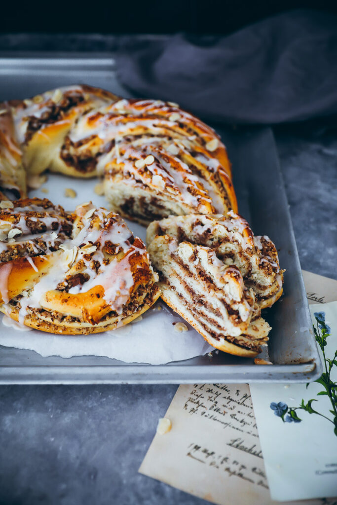 Nusszopf Nusskranz Rezept nussstrizel babka wreath hefeteig nussfüllung nougat foodstyling food photo nusskuchen zuckerzimtundliebe Backblog Foodblog bake from scratch