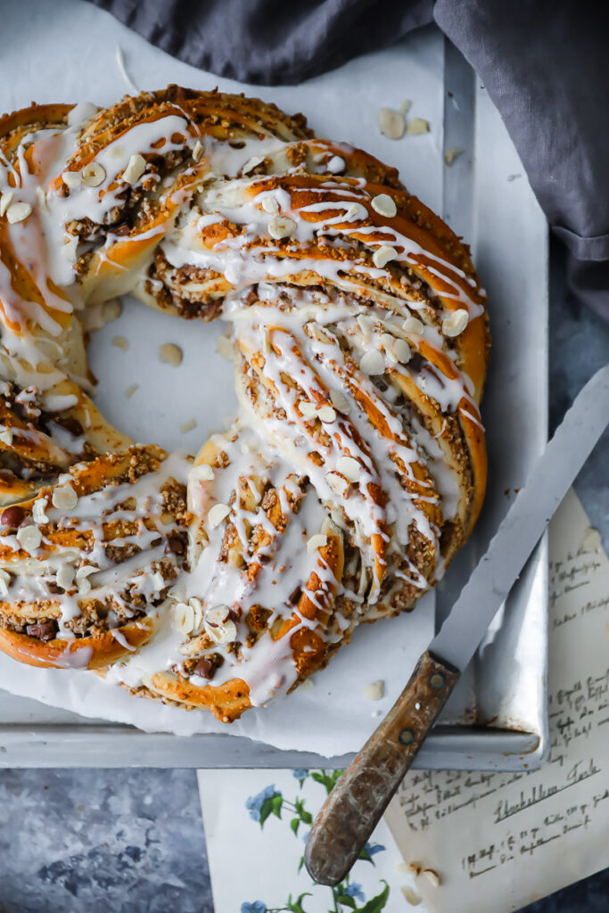 Nusszopf Nusskranz Rezept nussstrizel babka wreath hefeteig nussfüllung nougat foodstyling food photo nusskuchen zuckerzimtundliebe Backblog Foodblog bake from scratch