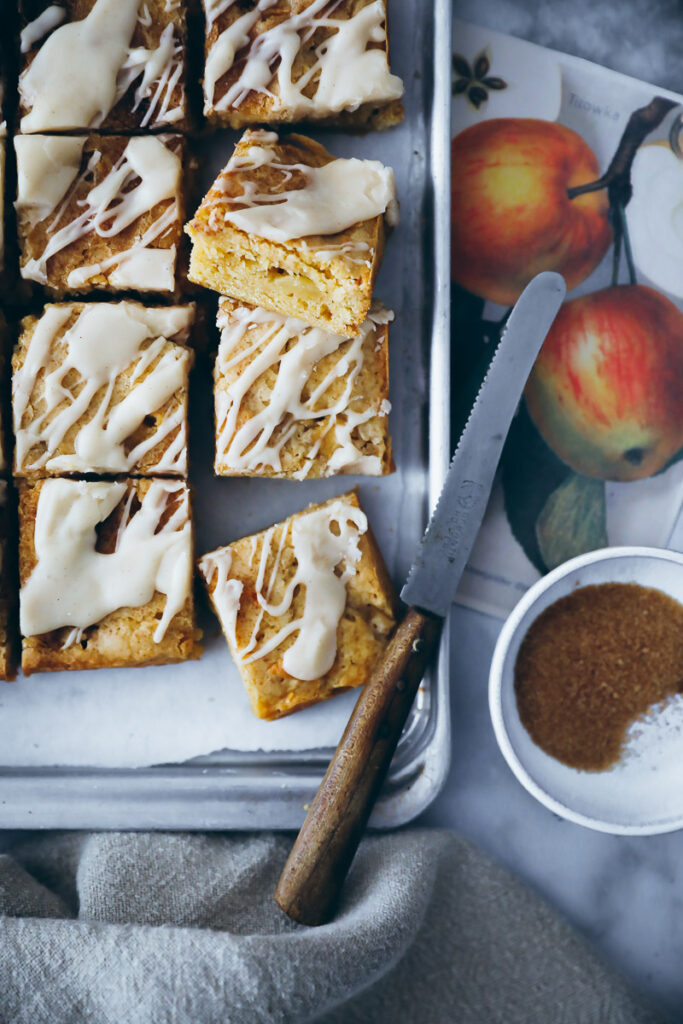 Zimt Apfel Blondies Rezept apple blondies with cinnamon glaze die besten Apfelkuchen einfache backrezepte zuckerzimtundliebe backblog foodblog food photography school bakefeed feedfeed