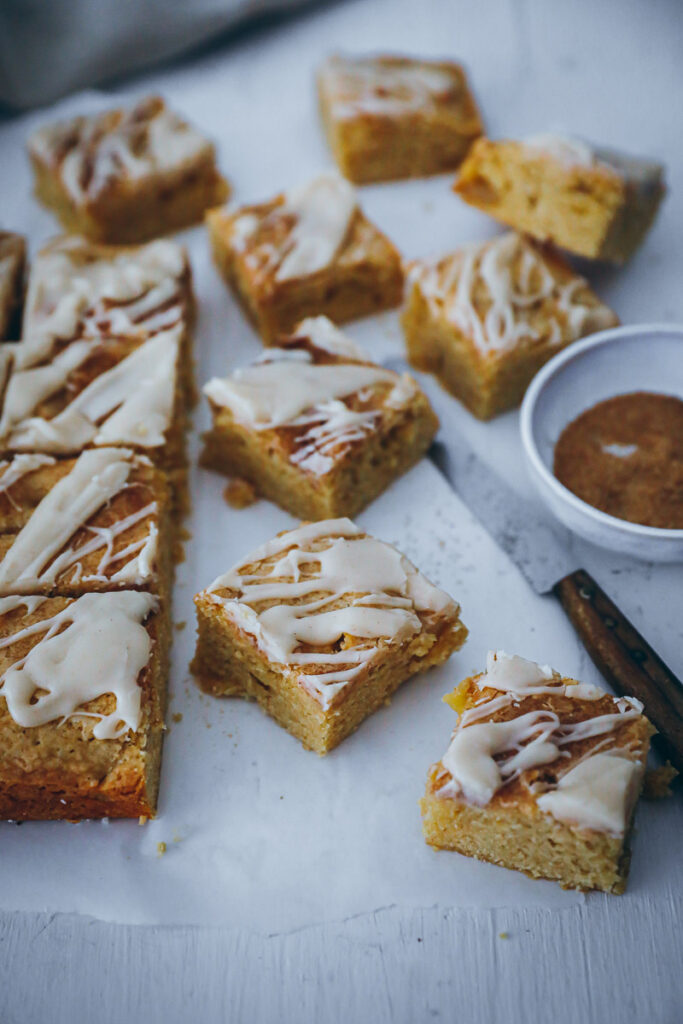 Zimt Apfel Blondies Rezept apple blondies with cinnamon glaze die besten Apfelkuchen einfache backrezepte zuckerzimtundliebe backblog foodblog food photography school bakefeed feedfeed