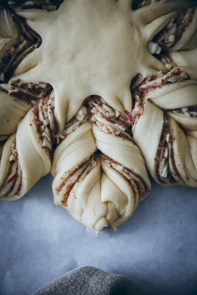 Nusszopf Hefestern mit Apfel - Rezept, die Zimtblume mal anders cinnamon star bread Apfelschnecke Hefeteig zuckerzimtundliebe Apfelkuchen bakefeed feedfeed foodtographyschool bakingfromscratch