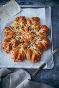 Nusszopf Hefestern mit Apfel - Rezept, die Zimtblume mal anders cinnamon star bread Apfelschnecke Hefeteig zuckerzimtundliebe Apfelkuchen bakefeed feedfeed foodtographyschool bakingfromscratch