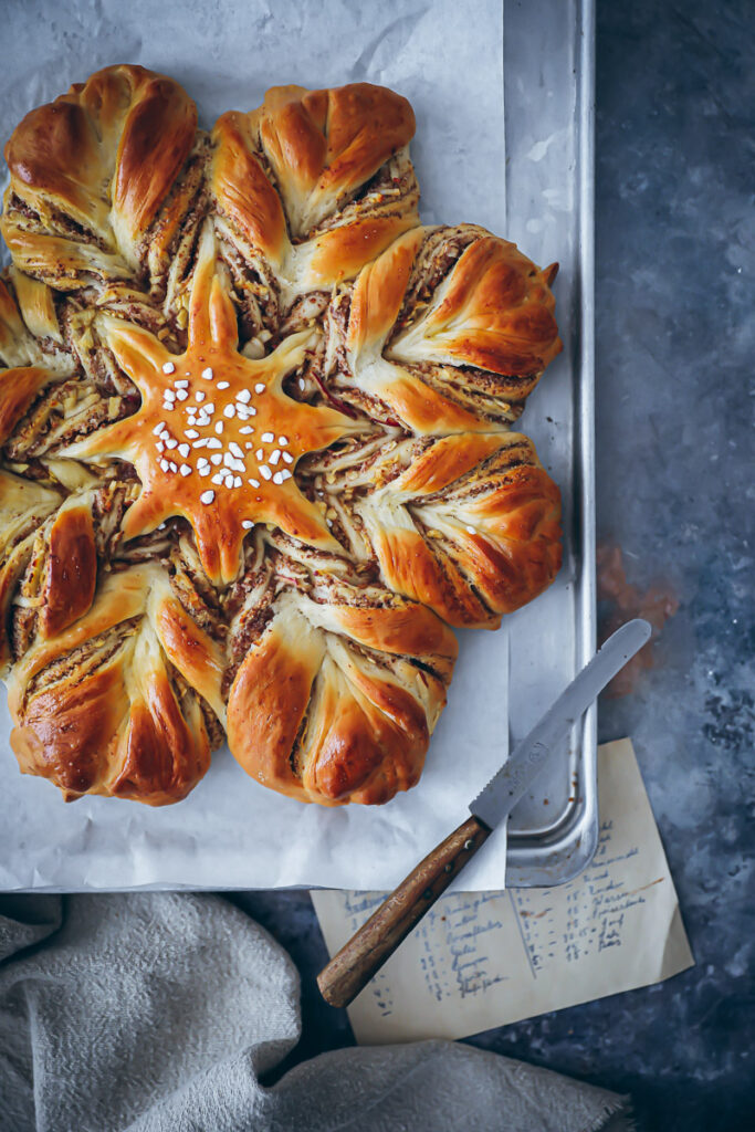 Nusszopf Hefestern mit Apfel - Rezept, die Zimtblume mal anders cinnamon star bread Apfelschnecke Hefeteig zuckerzimtundliebe Apfelkuchen bakefeed feedfeed foodtographyschool bakingfromscratch