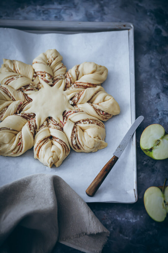 Nusszopf Hefestern mit Apfel - Rezept, die Zimtblume mal anders cinnamon star bread Apfelschnecke Hefeteig zuckerzimtundliebe Apfelkuchen bakefeed feedfeed foodtographyschool bakingfromscratch