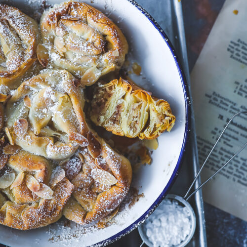 Apfelstrudel-Schnecken mit Mandelfüllung Nussschnecken filoteig rezept filo dough phyllo dough sweet recipe backen mit yufka tante fanny zuckerzimtundliebe food photography food styling nusskuchen