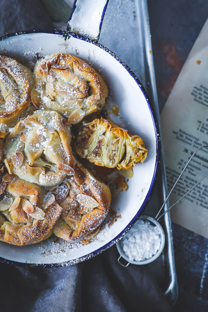 Apfelstrudel-Schnecken mit Mandelfüllung Nussschnecken filoteig rezept filo dough phyllo dough sweet recipe backen mit yufka tante fanny zuckerzimtundliebe food photography food styling nusskuchen