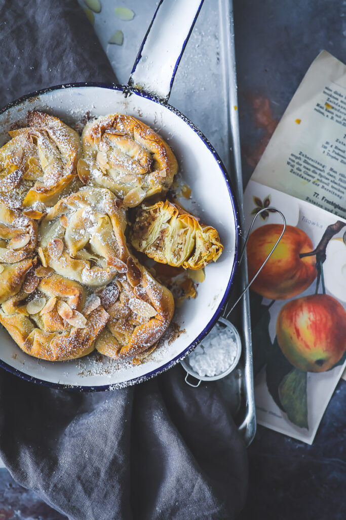 Apfelstrudel-Schnecken mit Mandelfüllung Nussschnecken filoteig rezept filo dough phyllo dough sweet recipe backen mit yufka tante fanny zuckerzimtundliebe food photography food styling nusskuchen