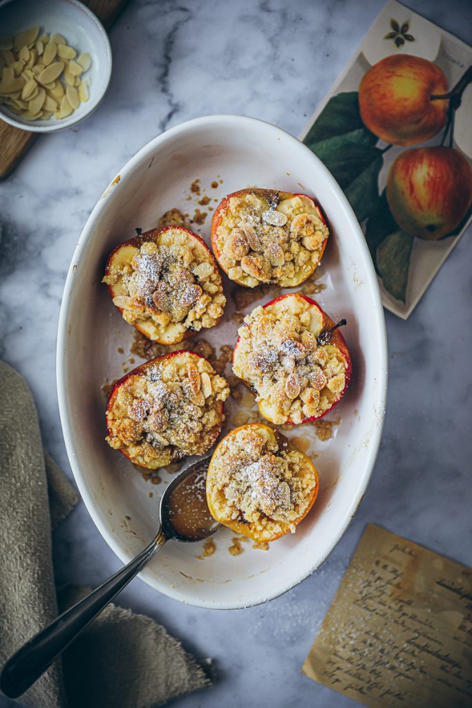 Apple Crumble Rezept bratapfel weihnachtsdessert advents gebäck apple crisp recipe zuckerzimtundliebe bakefeed feedfeed foodstyling food photography weihnachtsrezepte