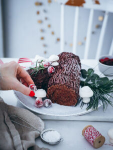 Bûche de Noel Rezept Yule log recipe Baumstamm Kuchen Weihnachtskuchen Diamant Brauner Zucker Rezept Biskuitrolle Schokoladenfüllung Schokoladenganache Foodstyling bakefeed feedfeed zuckerzimtundliebe