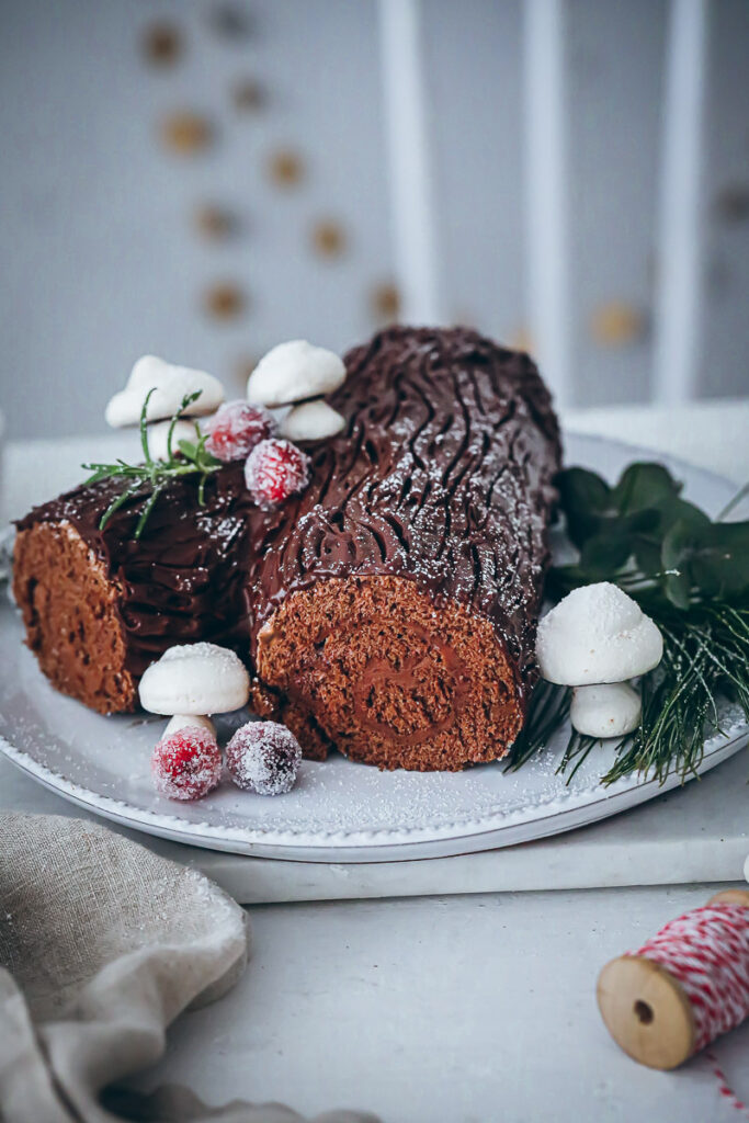 Bûche de Noël Rezept Yule log recipe Baumstamm Kuchen Weihnachtskuchen Diamant Brauner Zucker Rezept Biskuitrolle Schokoladenfüllung Schokoladenganache Foodstyling bakefeed feedfeed zuckerzimtundliebe