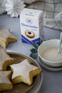 Zimtsterne aus Quark-Öl-Teig mit Zimt-Glasur wie vom Bäcker Weihnachtsgebäck Diamant Glasurzucker weihnachtsfrühstück rezepte Weihnachtsbrunch Quark öl teig grundrezept Zimtglasur süsse brötchen quarkbrötchen zuckerzimtundliebe foodstyling food photography christmas scones