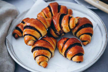 Softe Schokoladen Hörnchen chocolate rugelach yeasted dough hefeteig croissants schokofüllung backblog zuckerzimtundliebe frühstücksrezept brunch foodstyling bakefeed feedfeed