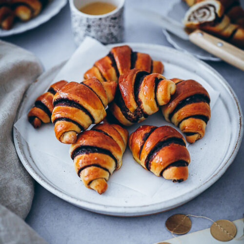 Softe Schokoladen Hörnchen chocolate rugelach yeasted dough hefeteig croissants schokofüllung backblog zuckerzimtundliebe frühstücksrezept brunch foodstyling bakefeed feedfeed