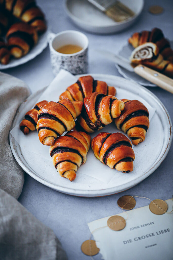 Softe Schokoladen Hörnchen chocolate rugelach yeasted dough hefeteig croissants schokofüllung backblog zuckerzimtundliebe frühstücksrezept brunch foodstyling bakefeed feedfeed