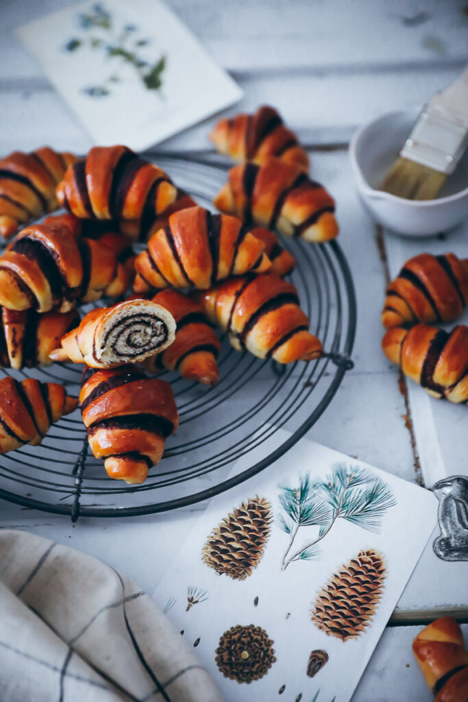 Softe Schokoladen Hörnchen chocolate rugelach yeasted dough hefeteig croissants schokofüllung backblog zuckerzimtundliebe frühstücksrezept brunch foodstyling bakefeed feedfeed