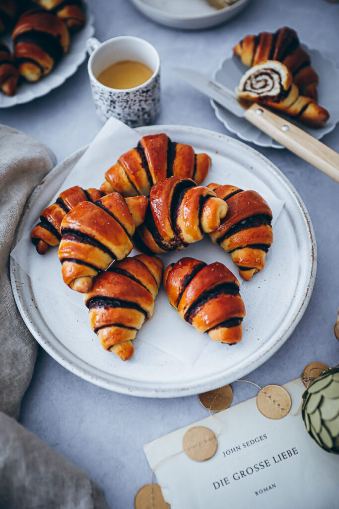 Softe Schokoladen Hörnchen chocolate rugelach yeasted dough hefeteig croissants schokofüllung backblog zuckerzimtundliebe frühstücksrezept brunch foodstyling bakefeed feedfeed