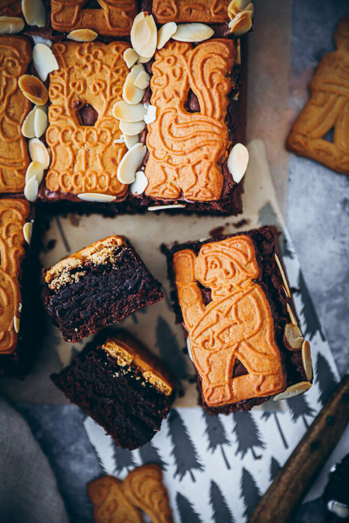 Spekulatius Brownies Rezept - speculoos brownies recipe Weihnachtskuchen Schokokuchen Spekulatiuskuchen Weihnachtsbäckerei Adventsgebäck biscoff brownies foodstyling food photography 