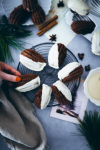 Weihnachtliche Gewürzkuchen Madeleines Rezept mit Chai Glasur christmas madeleines recipe gewürzkuchen rezept weihnachtsbäckerei foodstyling zuckerzimtundliebe diamant glasurzucker