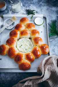 Weihnachtsbaum Brötchenkranz mit geschmolzenem Camembert Rezept