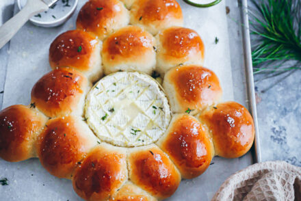 Weihnachtsbaum Brötchenkranz mit geschmolzenem Camembert Rezept