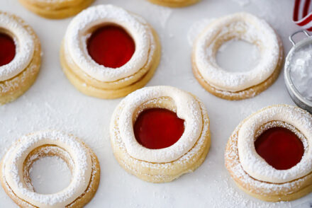 Spitzbuben Rezept mit Baiser - Marmeladenplätzchen oder auch Hildabrötchen Plätzchenklassiker Weihnachtsplätzchen mürbeteig linzer cookies jammie dodgers recipe german christmas baking foodstyling food photography einfaches keksrezept advent