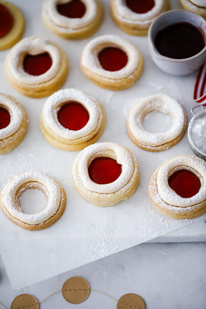 Spitzbuben Rezept mit Baiser - Marmeladenplätzchen oder auch Hildabrötchen Plätzchenklassiker Weihnachtsplätzchen mürbeteig linzer cookies jammie dodgers recipe german christmas baking foodstyling food photography einfaches keksrezept advent